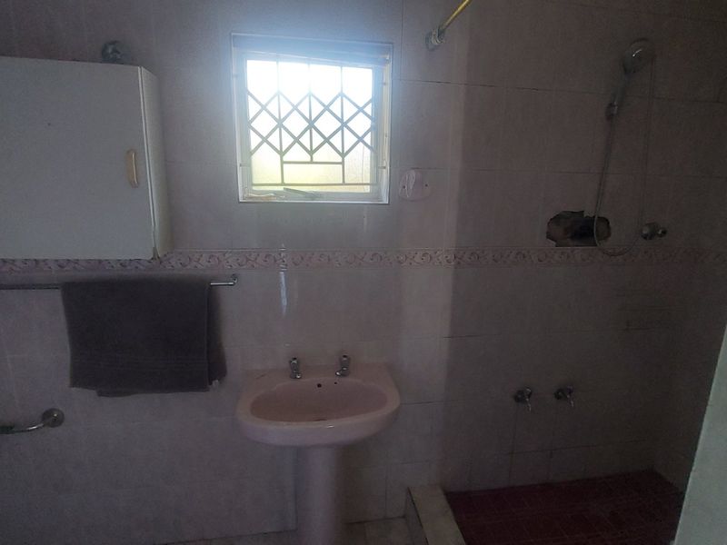 Spacious 4 Bedroom Family Home in Chatsworth - Photo 8