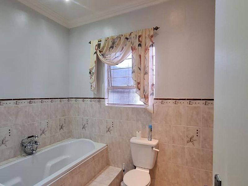 6 bedroom House in Noordheuwel - Photo 8