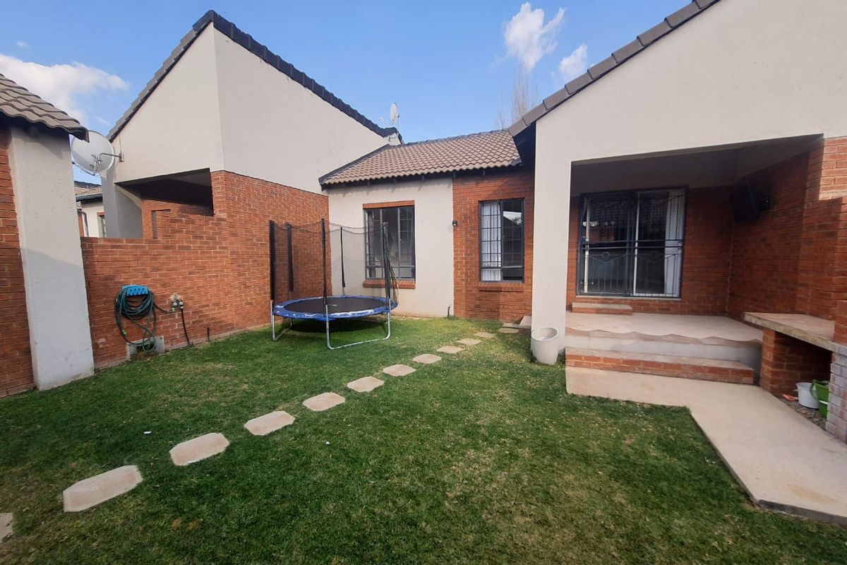 Gem alert!  Cozy simplex in a pet friendly paradise  - Investors choice!  8.2Percent yield! - Photo 2