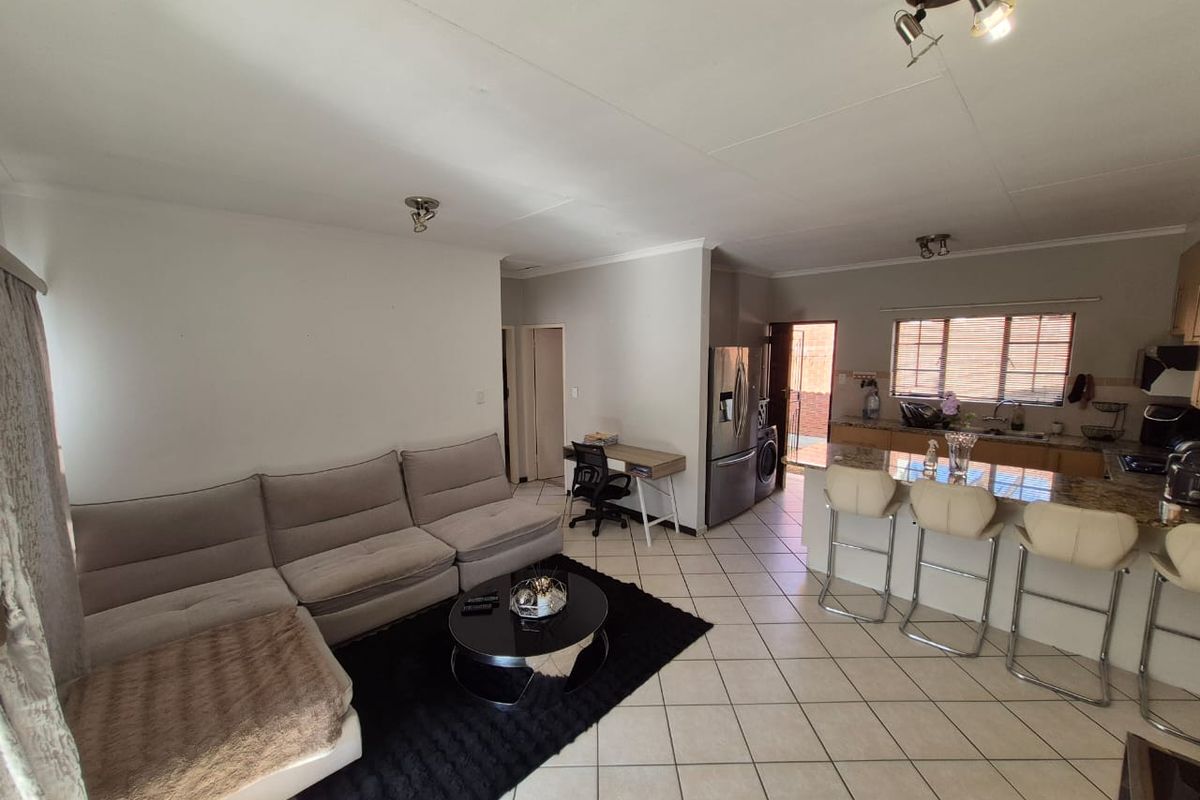 Gem alert!  Cozy simplex in a pet friendly paradise  - Investors choice!  8.2Percent yield! - Photo 4