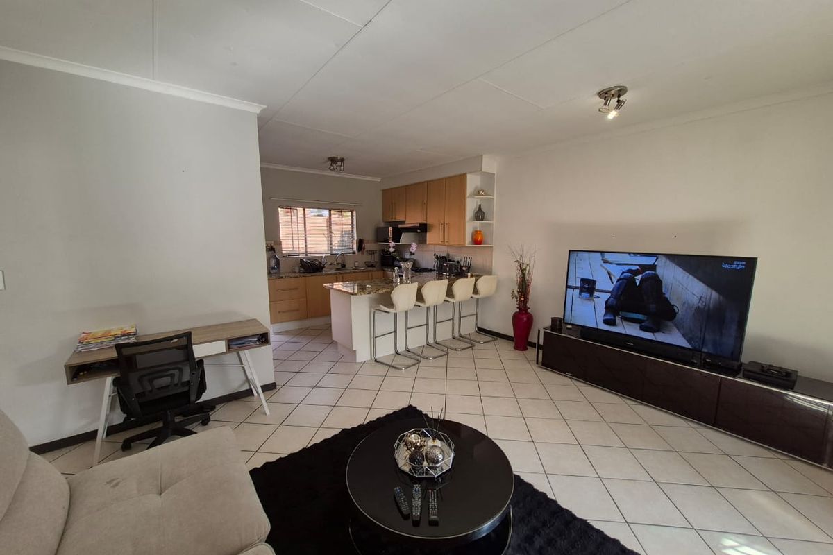 Gem alert!  Cozy simplex in a pet friendly paradise  - Investors choice!  8.2Percent yield! - Photo 5