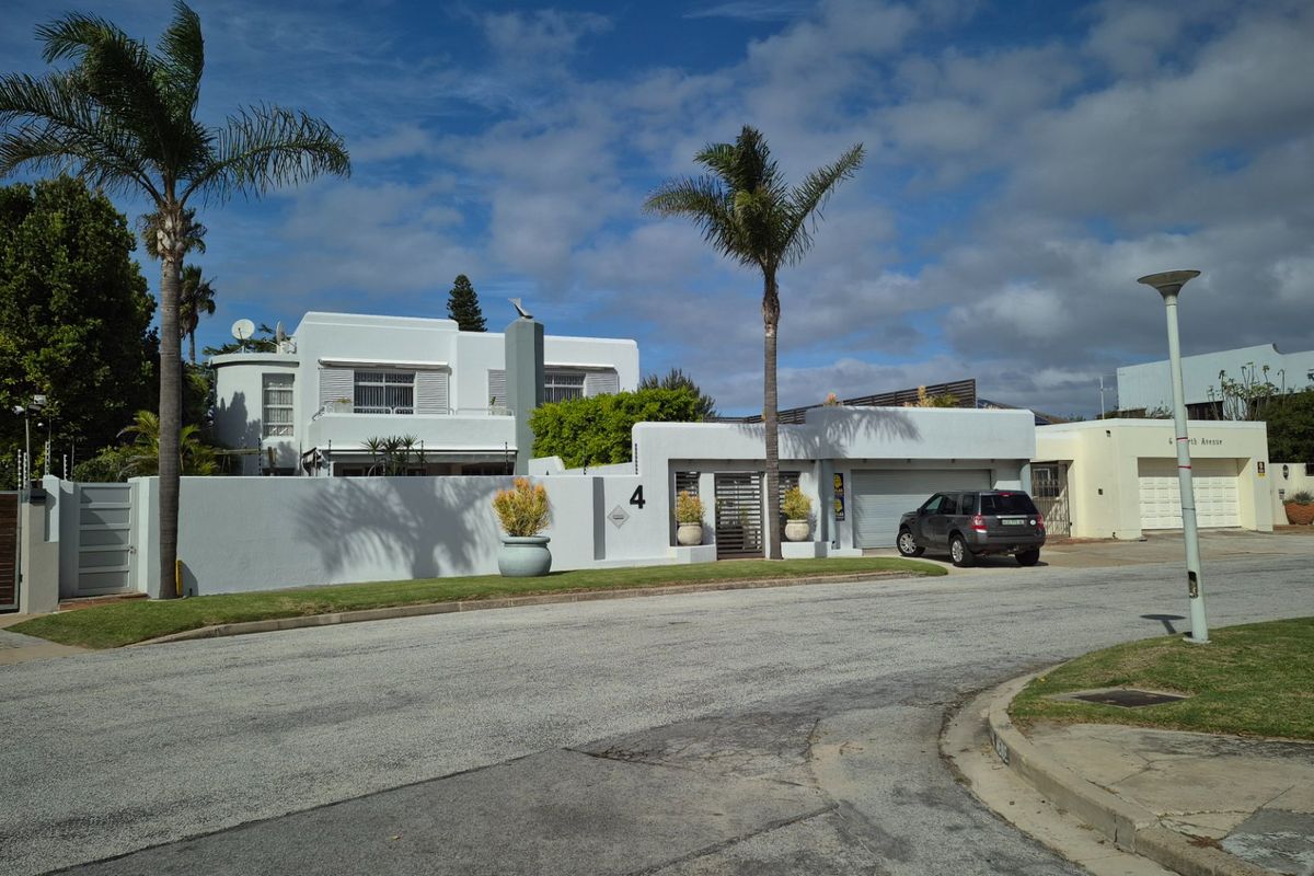 Luxury Summerstrand Home - Photo 2