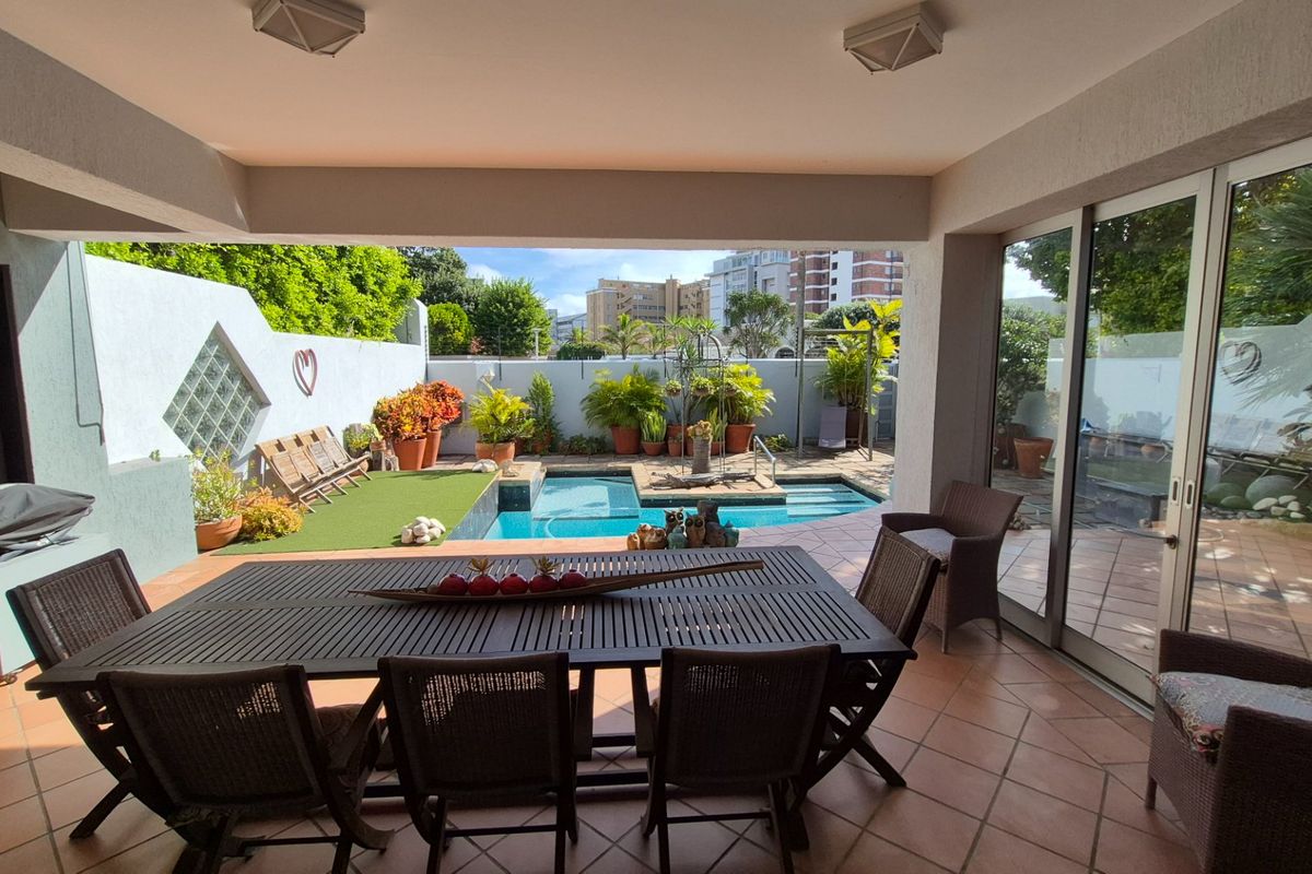 Immaculate Upmarket Home - Photo 5