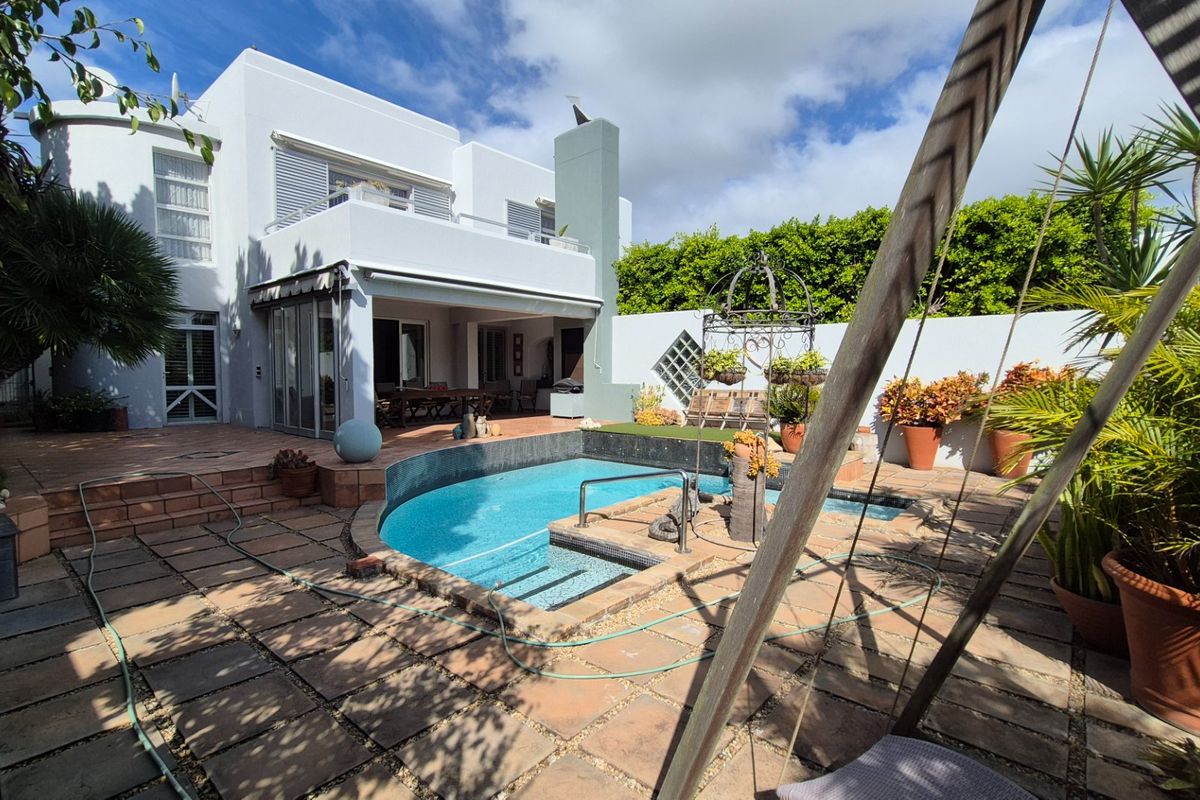 Immaculate Upmarket Home - Photo 2