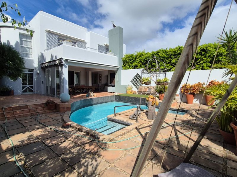 Immaculate Upmarket Home - Photo 2