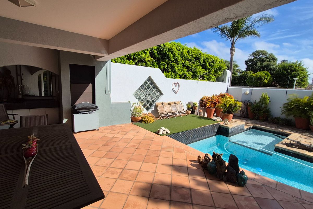 Immaculate Upmarket Home - Photo 3