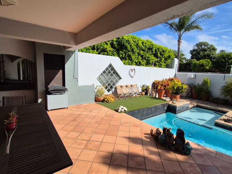 Immaculate Upmarket Home - Photo 3