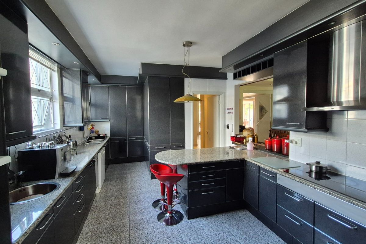Luxury Summerstrand Home - Photo 4