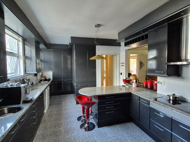 Luxury Summerstrand Home - Photo 4
