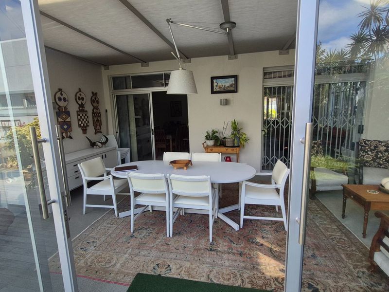 Immaculate Upmarket Home - Photo 7