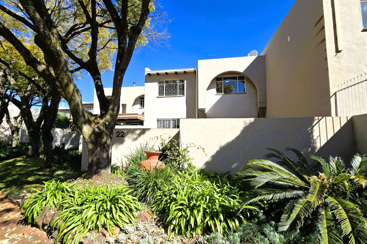Secure & Spacious 3 Bedroom Townhouse To Rent in Faerie Glen - Photo 2