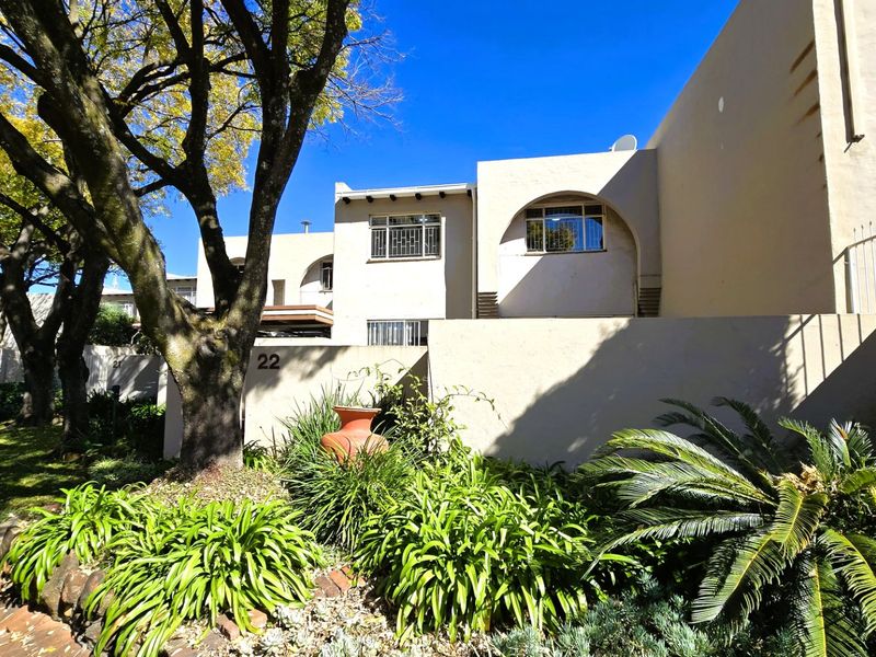 Secure & Spacious 3 Bedroom Townhouse To Rent in Faerie Glen - Photo 2