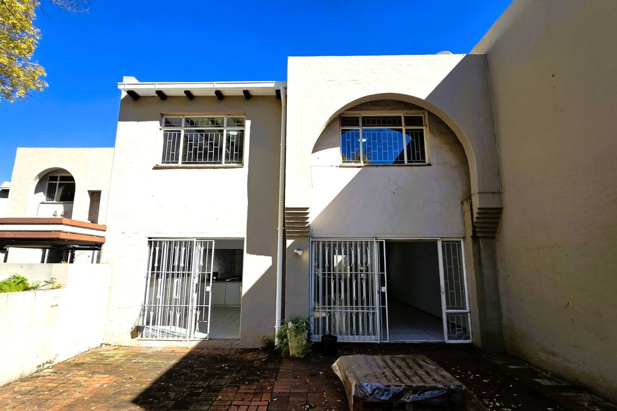 Secure & Spacious 3 Bedroom Townhouse To Rent in Faerie Glen - Photo 3