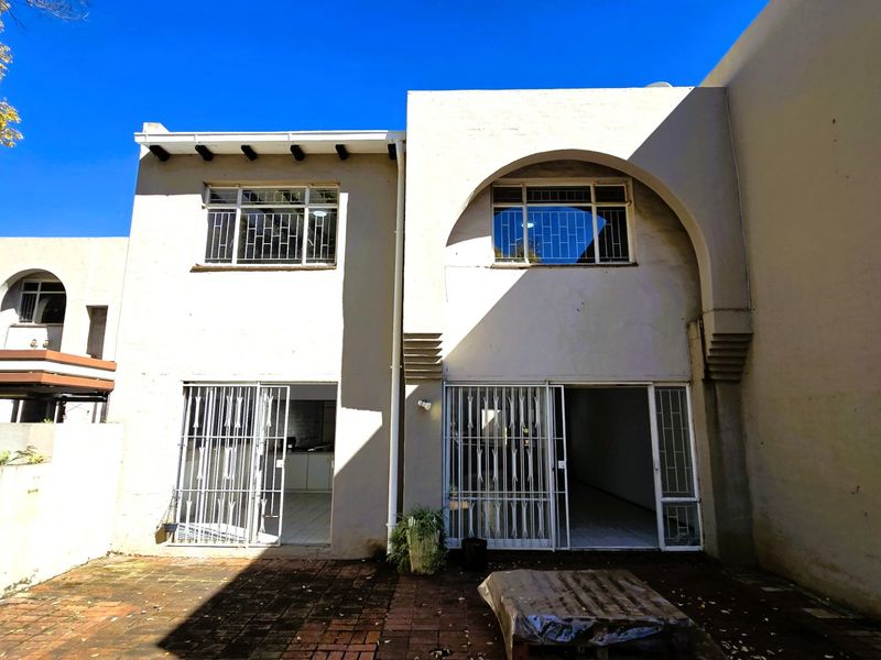 Secure & Spacious 3 Bedroom Townhouse To Rent in Faerie Glen - Photo 3