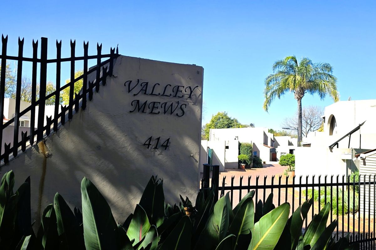 Secure & Spacious 3 Bedroom Townhouse To Rent in Faerie Glen - Photo 4