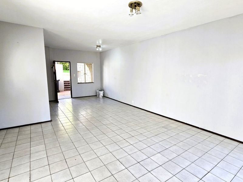 Secure & Spacious 3 Bedroom Townhouse To Rent in Faerie Glen - Photo 10