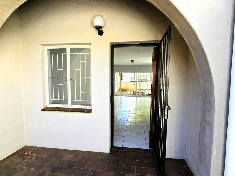 Secure & Spacious 3 Bedroom Townhouse To Rent in Faerie Glen - Photo 9