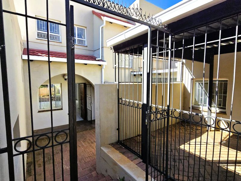 Secure & Spacious 3 Bedroom Townhouse To Rent in Faerie Glen - Photo 8
