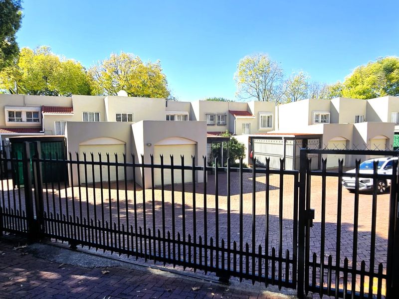 Secure & Spacious 3 Bedroom Townhouse To Rent in Faerie Glen - Photo 7