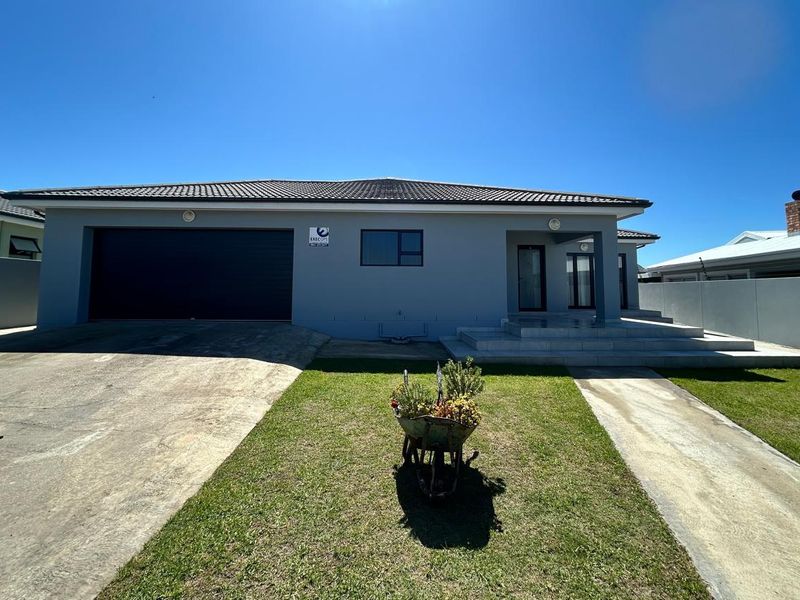 STYLISH, COMFORTABLE LIVING IN A PRIME LOCATION - Photo 5