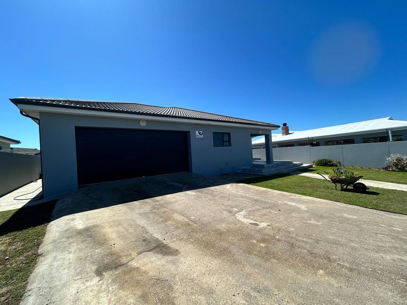 STYLISH, COMFORTABLE LIVING IN A PRIME LOCATION - Photo 2