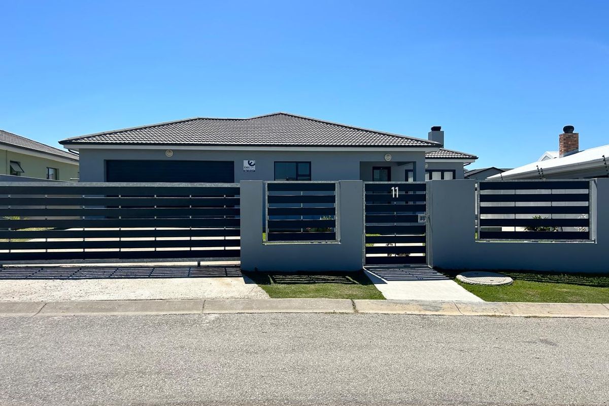 STYLISH, COMFORTABLE LIVING IN A PRIME LOCATION - Photo 3