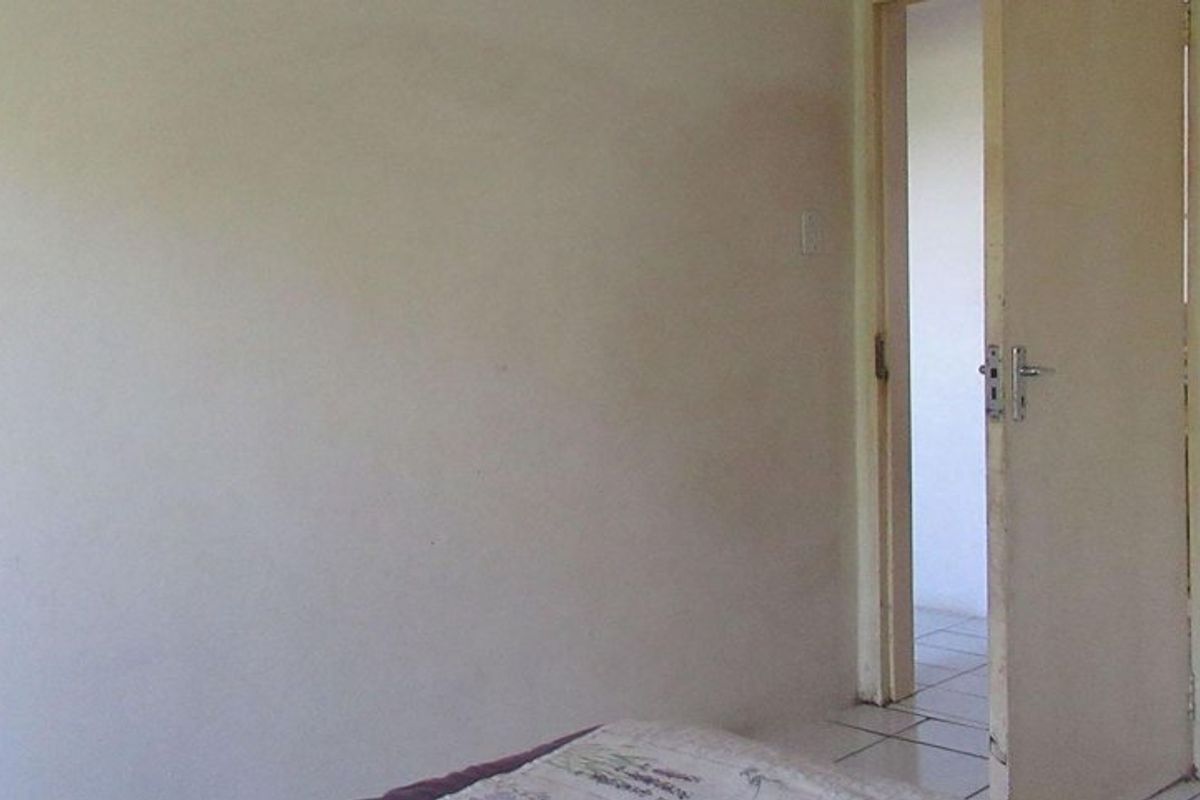 Spacious 2 bed 1 bath apartment - Photo 2