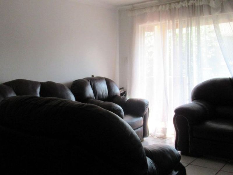 Spacious 2 bed 1 bath apartment - Photo 10