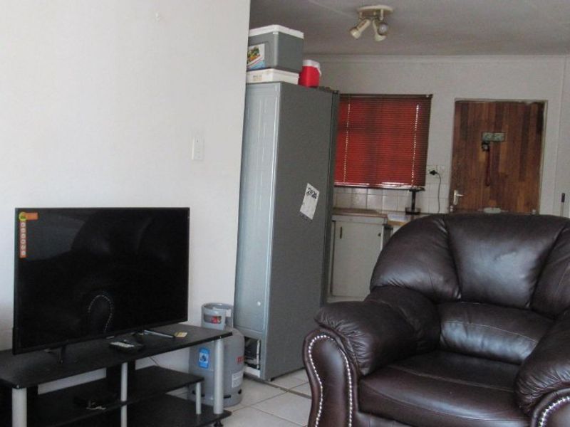 Spacious 2 bed 1 bath apartment - Photo 8