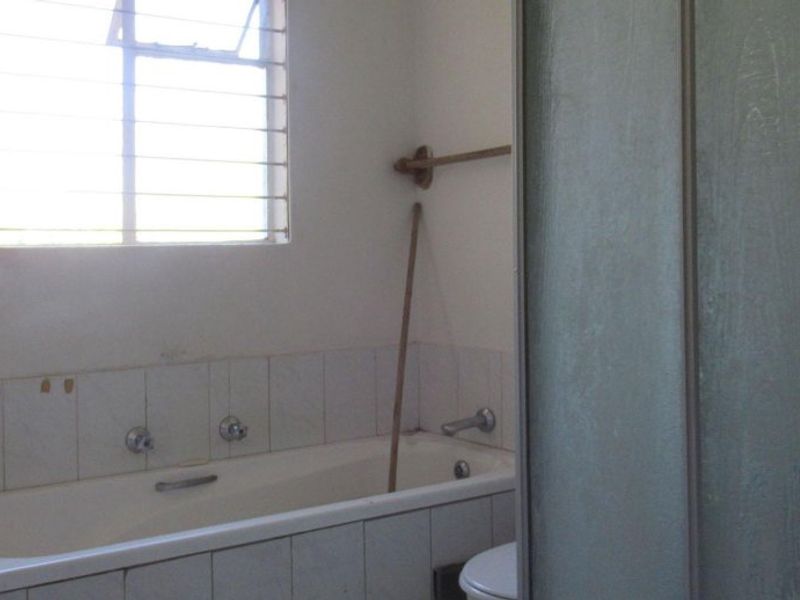 Spacious 2 bed 1 bath apartment - Photo 5