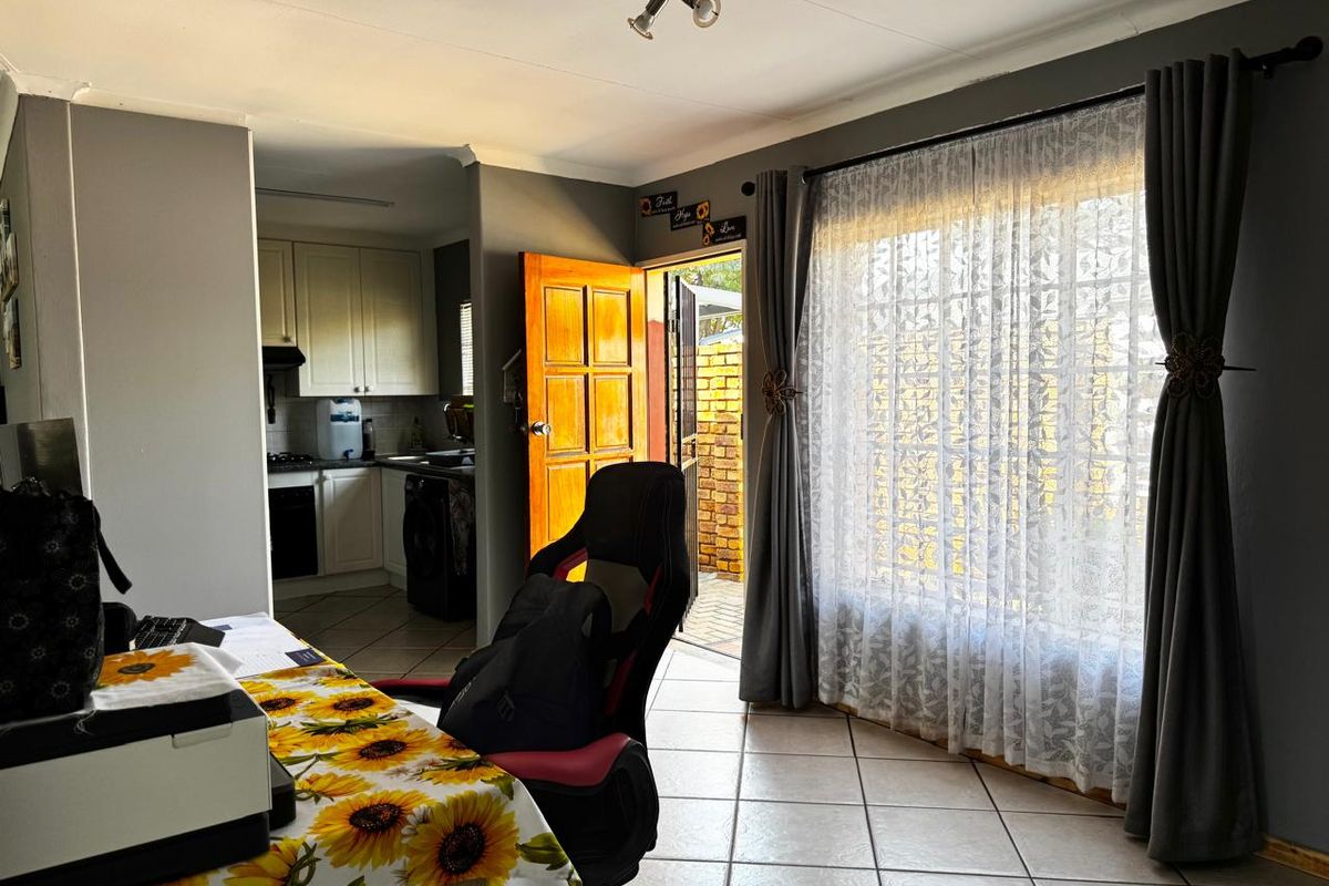 Beautiful 2 bed Town House !! Furniture Included - Photo 4