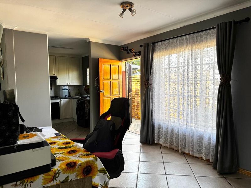 Beautiful 2 bed Town House !! Furniture Included - Photo 4