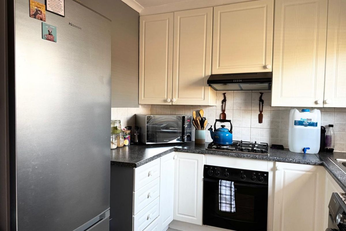 Beautiful 2 bed Town House !! Furniture Included - Photo 3