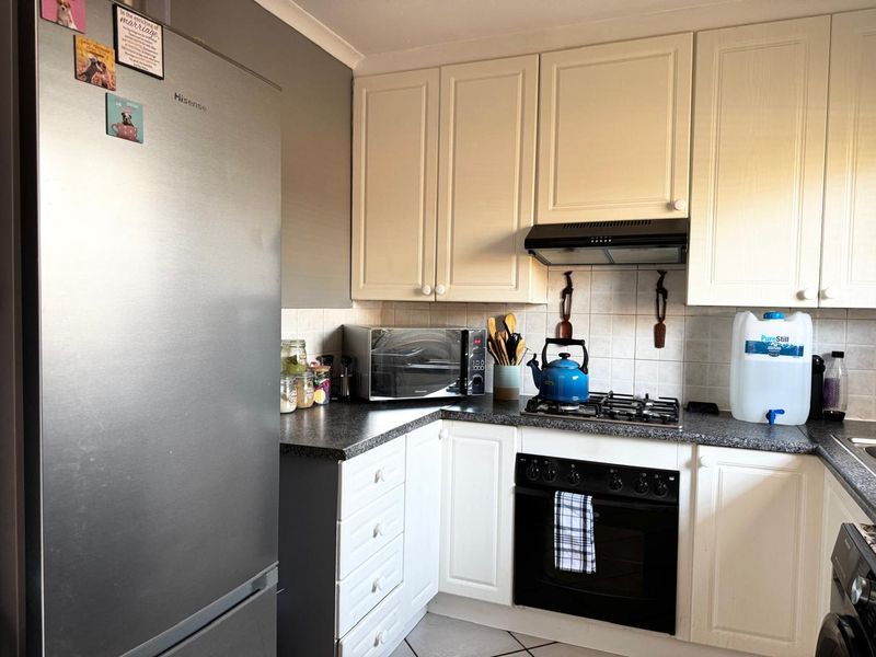 Beautiful 2 bed Town House !! Furniture Included - Photo 3