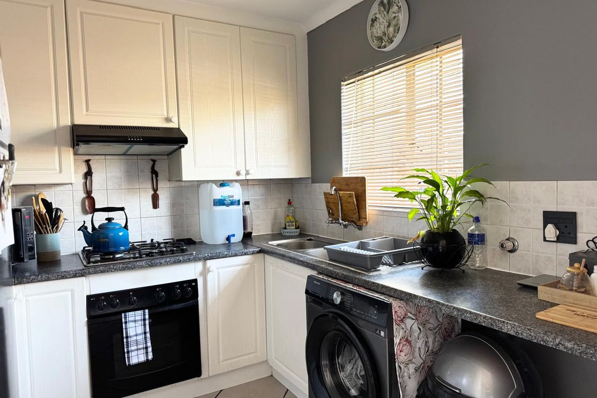 Beautiful 2 bed Town House !! Furniture Included - Photo 2