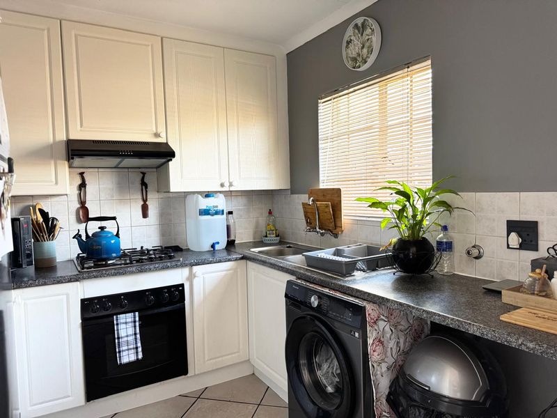 Beautiful 2 bed Town House !! Furniture Included - Photo 2