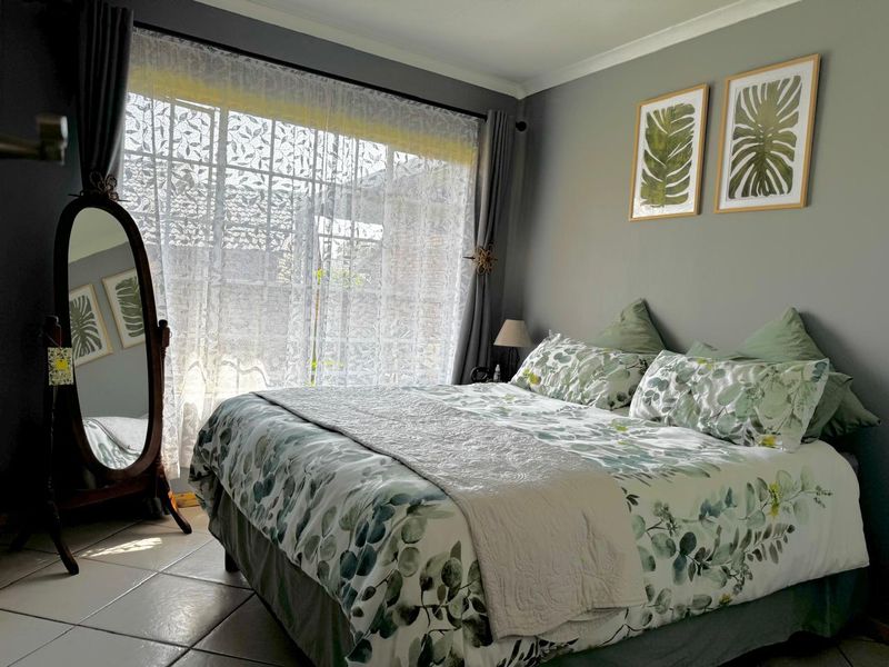 Beautiful 2 bed Town House !! Furniture Included - Photo 8