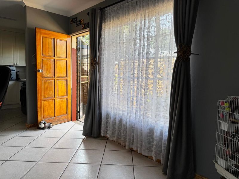 Beautiful 2 bed Town House !! Furniture Included - Photo 5