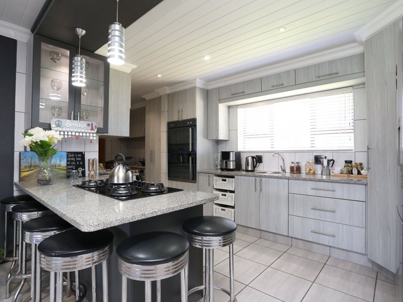 5 Bedroom House in Reebok with Rental Income Potential  - Photo 10