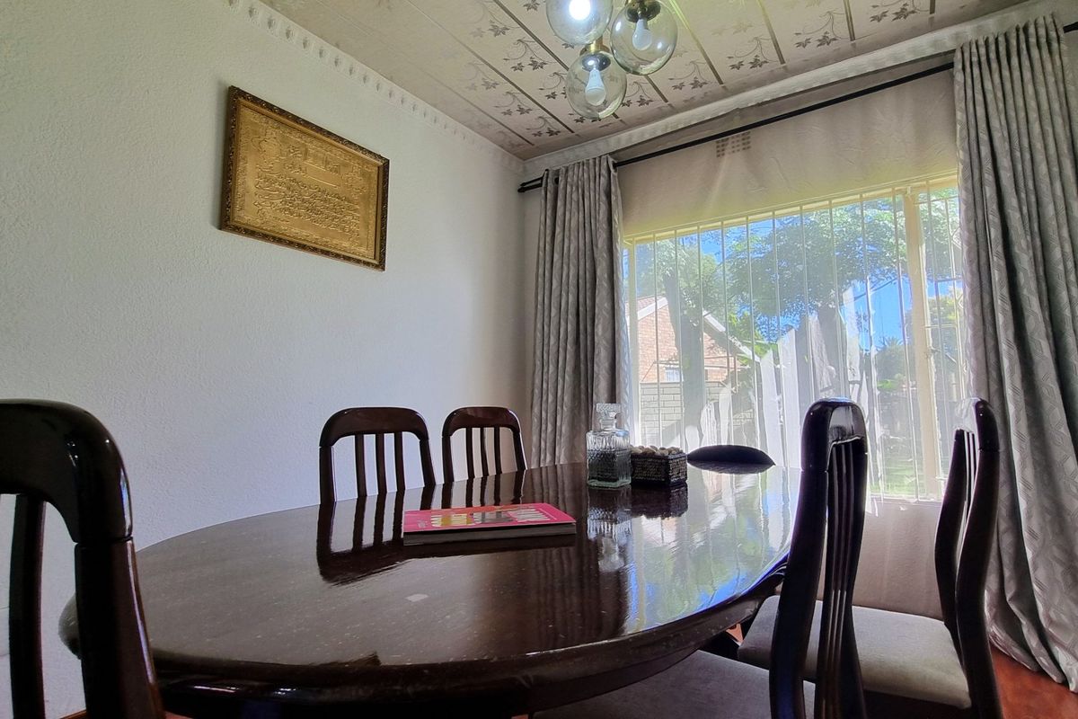 Modern Three-Bedroom Home with Pool and Strong Security - Photo 4