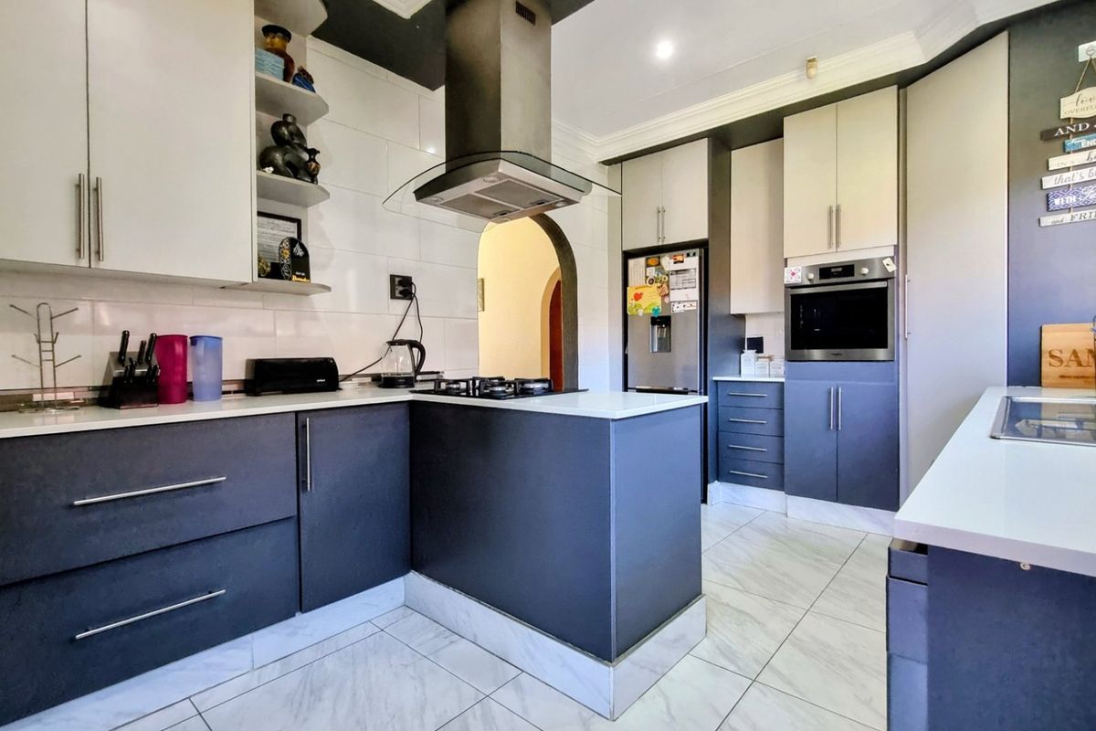 Modern Three-Bedroom Home with Pool and Strong Security - Photo 2