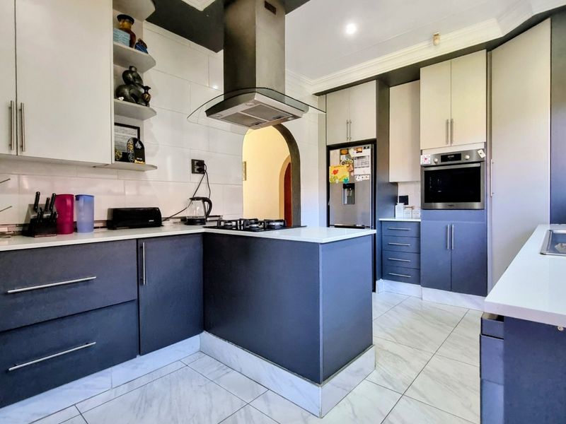Modern Three-Bedroom Home with Pool and Strong Security - Photo 2