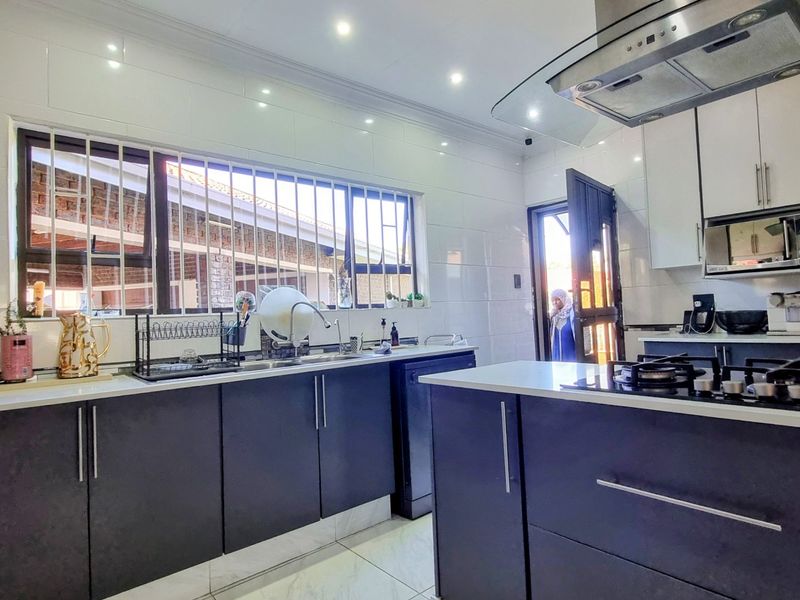 Modern Three-Bedroom Home with Pool and Strong Security - Photo 10