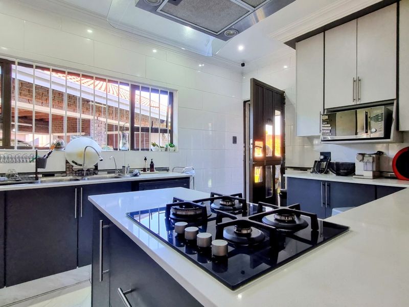 Modern Three-Bedroom Home with Pool and Strong Security - Photo 9