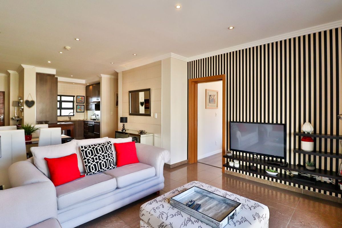 Stylish Lock-Up-and-Go Living in the Heart of Bedford Square - Photo 2