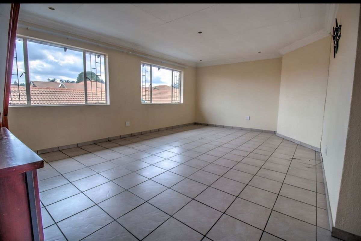 Elegant and Expansive Family Living at Its Finest - Photo 2