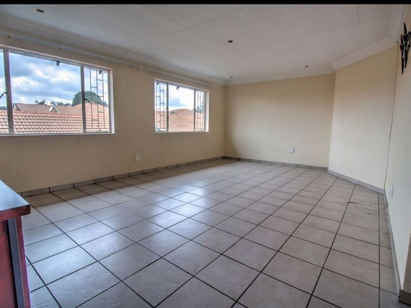 Elegant and Expansive Family Living at Its Finest - Photo 2