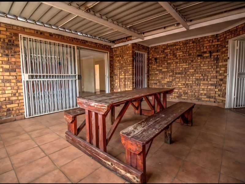 Elegant and Expansive Family Living at Its Finest - Photo 3