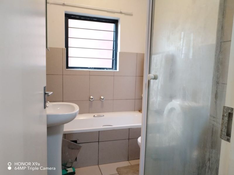 Beautiful 2 bedroom 1 bathroom ground floor unit available for rent in Ravenswood - Photo 10