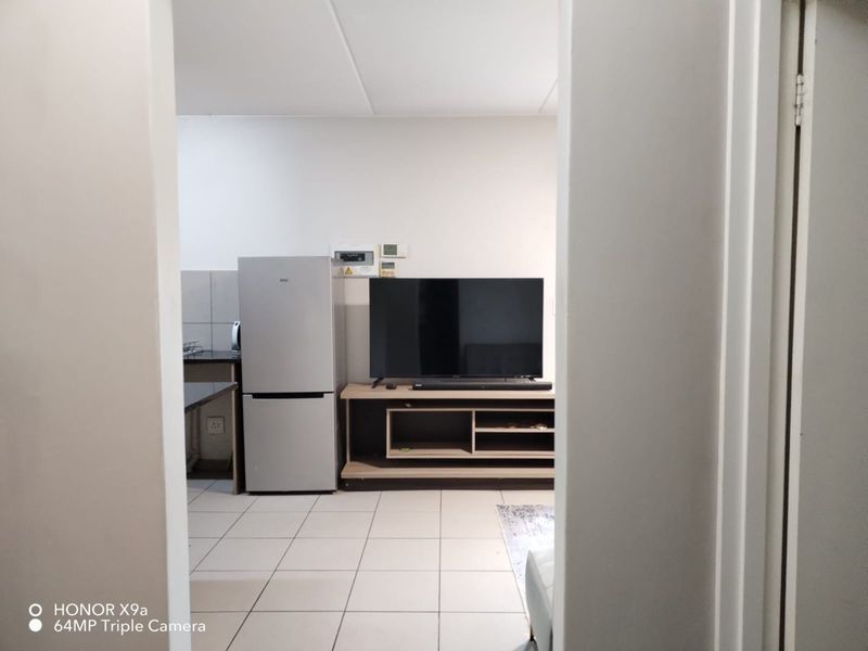 Beautiful 2 bedroom 1 bathroom ground floor unit available for rent in Ravenswood - Photo 2